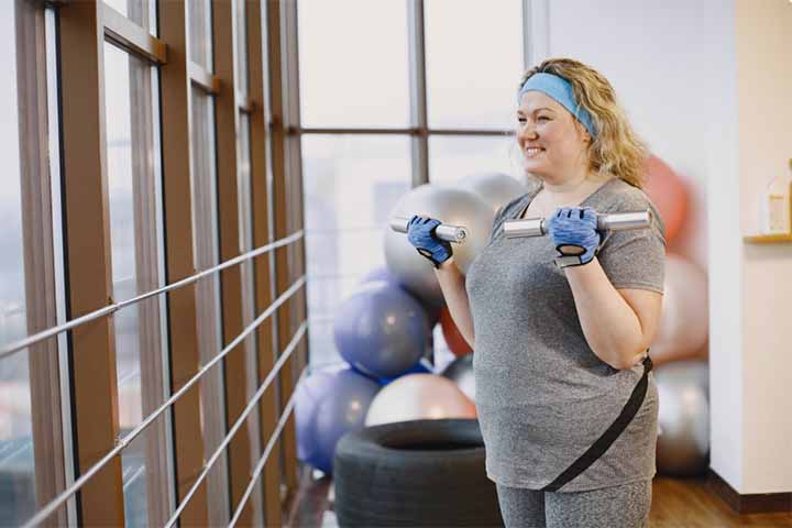 Somada a alimentação equilibrada, o indivíduo deve buscar a atividade física regular para ajudar a manter a massa magra, melhorar o metabolismo e aumentar a disposição.