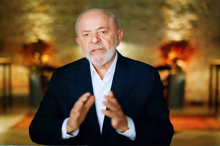 Semanas depois, Lula utilizou a declaração de Flávio Bolsonaro para alfinetar o senador e seu pai, o ex-presidente Jair Bolsonaro (PL), durante a abertura da Caravana Federativa do Rio de Janeiro, em Niterói. “Outro dia, o filho do Bolsonaro falou assim: ‘o Lula é um Opala velho’. Quando ele fala assim, não me ofendo porque eu tive um Opala 94 turbinado. Se ele conhecesse o meu Opala... Ele fala isso porque o Opala dele é o pai dele, que tá no desmanche”, disse Lula, que deve concorrer à reeleiç