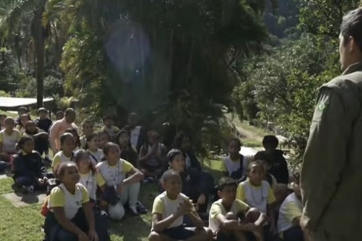 Empresário constrói cachoeira artificial feita de garrafa PET no Rio de Janeiro - Reprodução/TV Globo