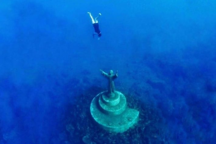 Estátua de Jesus Cristo submersa na costa da Itália intriga web - Reprodução/Facebook 