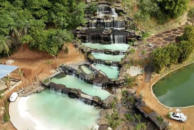 Cachoeira feita com garrafas PET e pneus vira atração turística no Rio