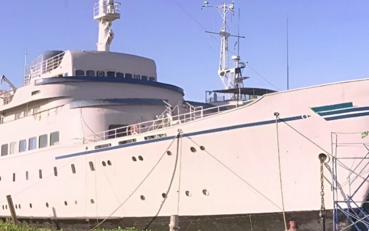 Empresário fica 16 anos tentando restaurar transatlântico e navio afunda - Divulgação
