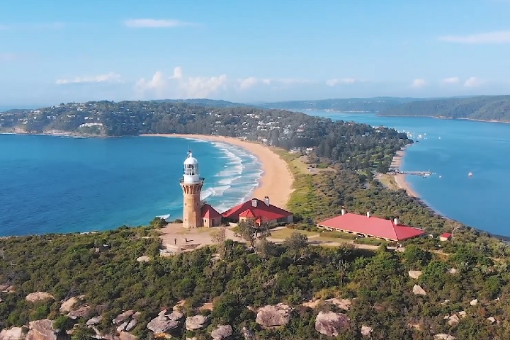 Localizada a cerca de 20 km ao norte do centro da cidade, pertence ao município de Northern Beaches Council e é bastante frequentada por moradores e turistas.
