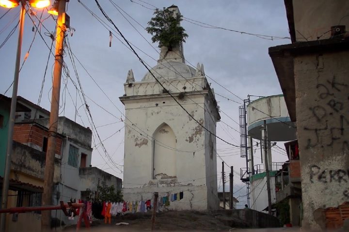 Trata-se do Oratório da Providência (ou Capela das Almas), que fica Morro da Providência, primeira favela do estado.