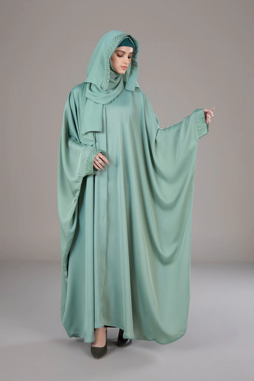 Chador – No Irã, a peça tradicional é o chador, um grande manto semicircular que cobre o corpo inteiro. Ele é geralmente usado em público, acompanhado de um lenço por baixo para garantir cobertura total.