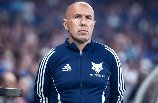 Leonardo Jardim se emociona com classificação e oferece vitória para a torcida