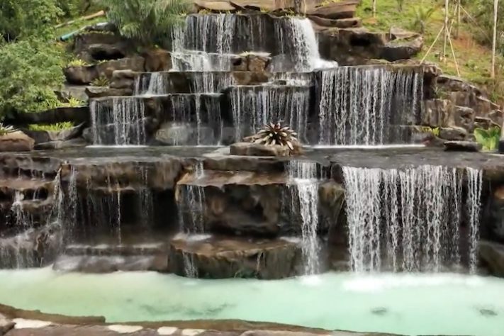 Empresário constrói cachoeira artificial feita de garrafa PET no Rio de Janeiro - Reprodução/TV Globo