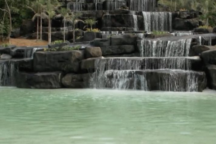Empresário constrói cachoeira artificial feita de garrafa PET no Rio de Janeiro - Reprodução/TV Globo