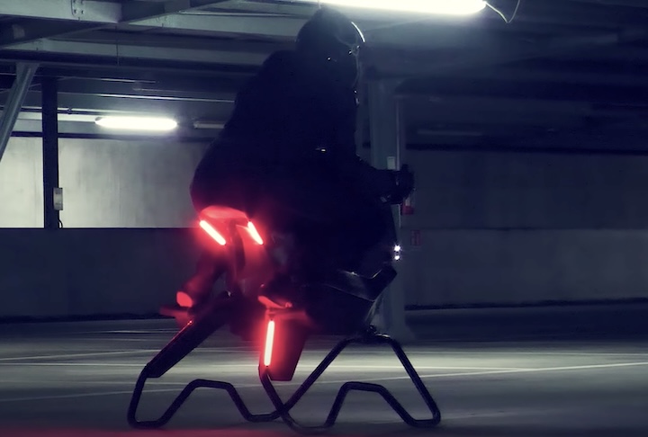 Classificada como ultraleve nos Estados Unidos, a Airbike não exige licença de piloto e pode ser abastecida com diferentes combustíveis.