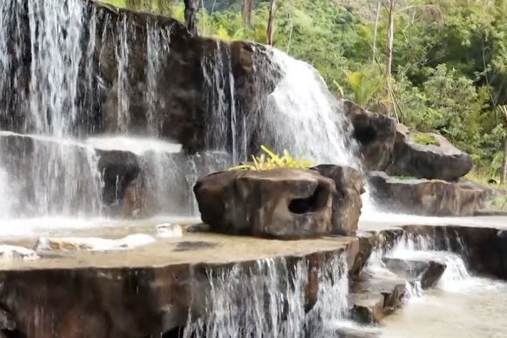 Empresário constrói cachoeira artificial feita de garrafa PET no Rio de Janeiro - Reprodução/TV Globo