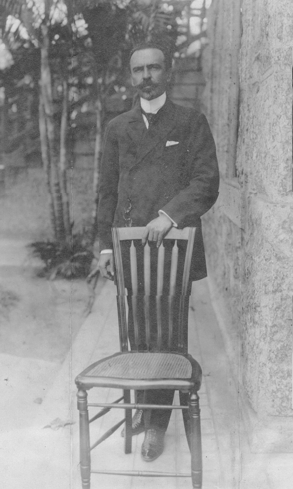 <p>Nascido em 2 de outubro de 1869, em Campos dos Goytacazes (RJ), Nilo foi o sexto presidente do Brasil, ocupando o cargo entre 1909 e 1910. Sua ascensão ao poder ocorreu de forma inesperada.</p>
