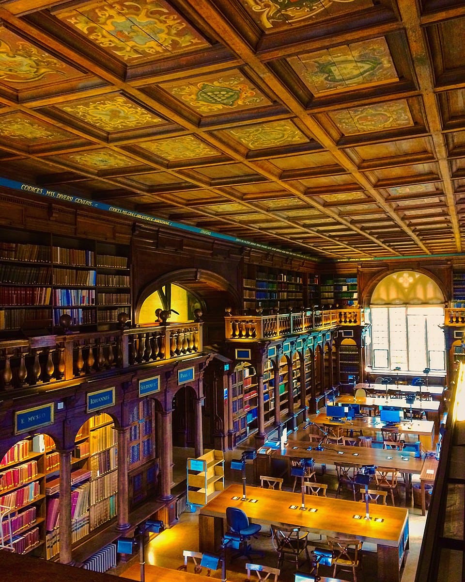 Seu acervo abriga raridades bibliogrÃ¡ficas e manuscritos valiosos, consolidando-se como espaÃ§o sagrado da pesquisa acadÃªmica britÃ¢nica .
