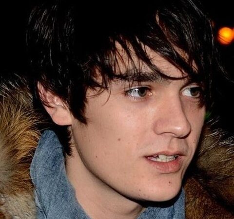 Filho de Alain Delon quer anular testamento do pai; família amarga desavenças