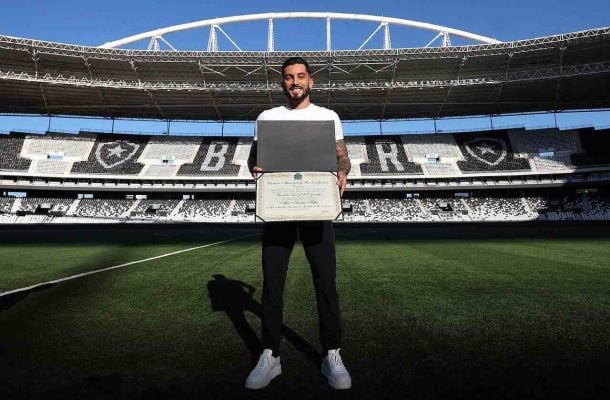 Telles, do Botafogo, recebe título de Cidadão Honorário do Rio de Janeiro