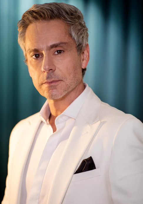 O ator conquistou repercussão nacional em sua primeira novela na Globo como o verdureiro analfabeto Vanderlei em 