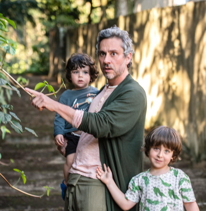 Alexandre Nero Vieira nasceu em Curitiba, Paraná, no dia 13 de fevereiro de 1970 e é pai de dois filhos, Noá, nascido em 2015, e Inã, nascido em 2018. Para o ator, a paternidade o fez amadurecer.
