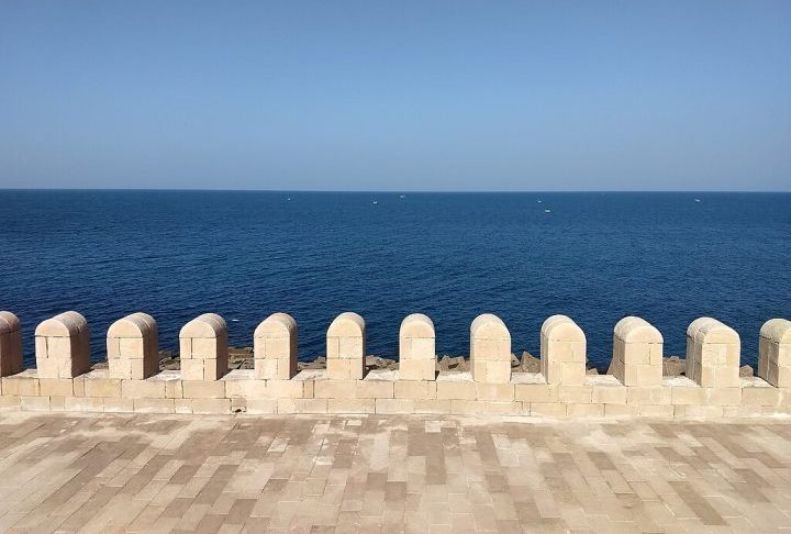 Situada no litoral do Mar Mediterrâneo, tornou-se capital do Egito helenístico sob o governo dos Ptolomeus e abrigou a famosa Biblioteca de Alexandria, símbolo do conhecimento universal.