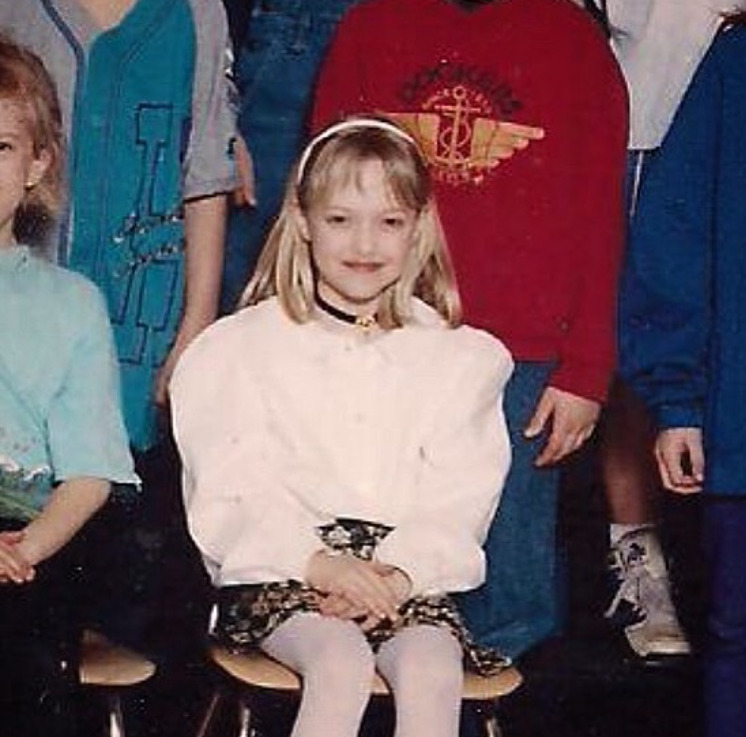 Uma estrela internacional, Amanda Michelle Seyfried nasceu em 3 de dezembro de 1985, em Allentown, Pensilvânia, nos Estados Unidos. Filha de Ann, terapeuta ocupacional, e Jack Seyfried, farmacêutico. Ela tem uma irmã mais velha, Jennifer, que atua na banda de rock 