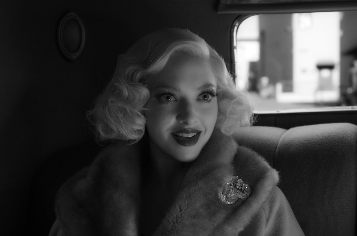 Outro destaque foi “Mank” (2020), em que interpretou Marion Davies. O longa de David Fincher lhe rendeu indicação ao Globo de Ouro e ao Oscar de Melhor Atriz Coadjuvante. Na televisão, Amanda participou da série “Veronica Mars”, como Lilly Kane, irmã de Duncan Kane e melhor amiga de Veronica. 