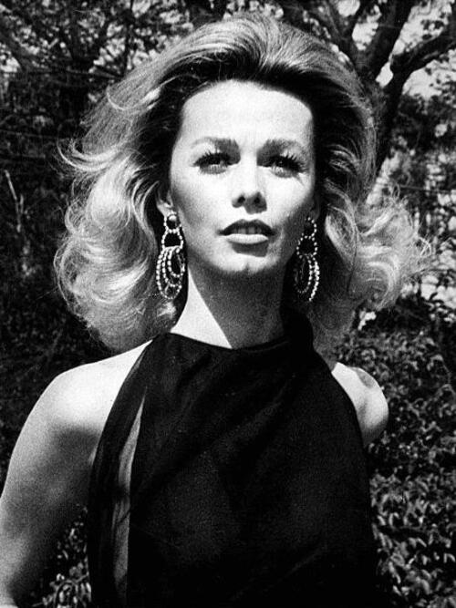 A trama é baseada no podcast “Praia dos Ossos”, da Rádio Novelo, que reconta a história de Ângela Diniz, mulher da alta sociedade,  assassinada em 1976 com quatro tiros pelo companheiro Doca Street, que não aceitou a separação. 