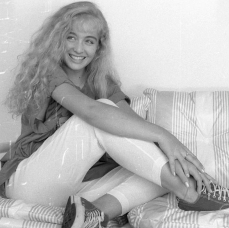 Ela estreou como apresentadora na Rede Manchete em 1987 ao comandar o programa infantil 