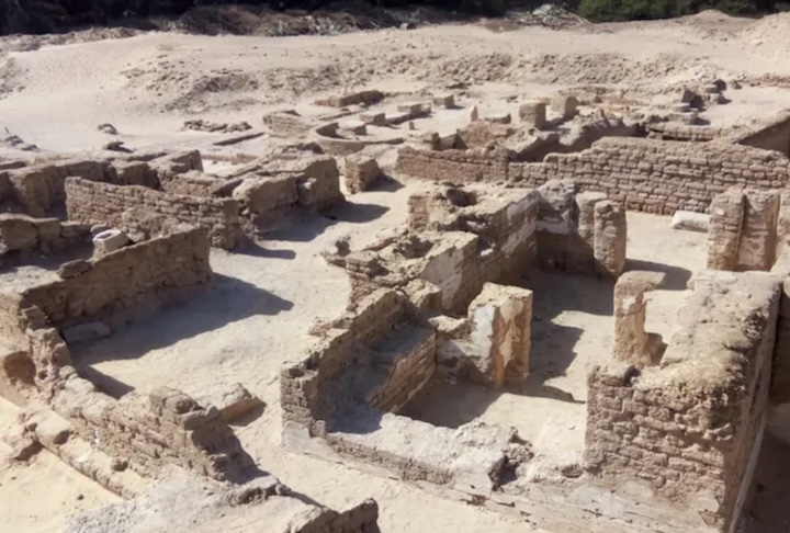 Foram encontradas duas igrejas de cerca de 1.600 anos e um raro mural de Jesus curando um enfermo, considerado um marco da arte cristã primitiva.