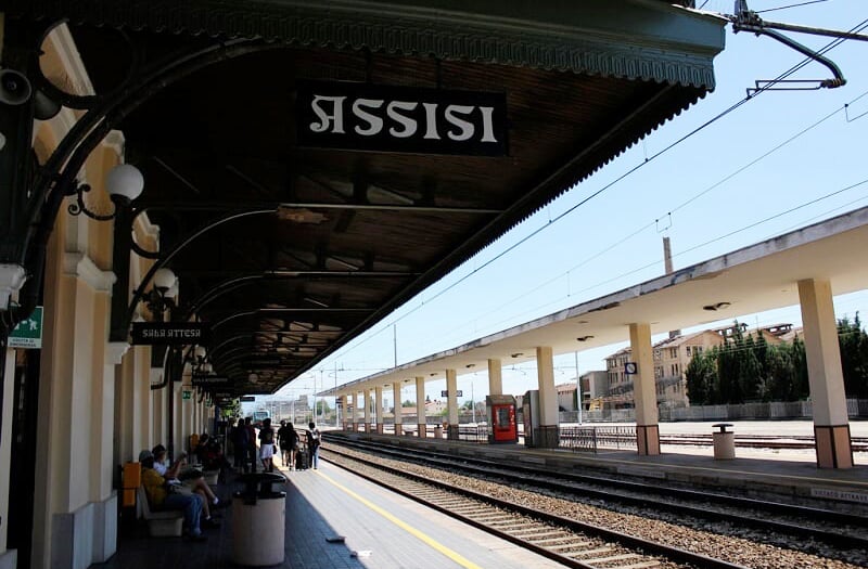 A cidade é acessível por trem e ônibus a partir de Roma, Florença e outras cidades italianas. Apesar de pequena, Assis está bem conectada e recebe milhares de visitantes anualmente.