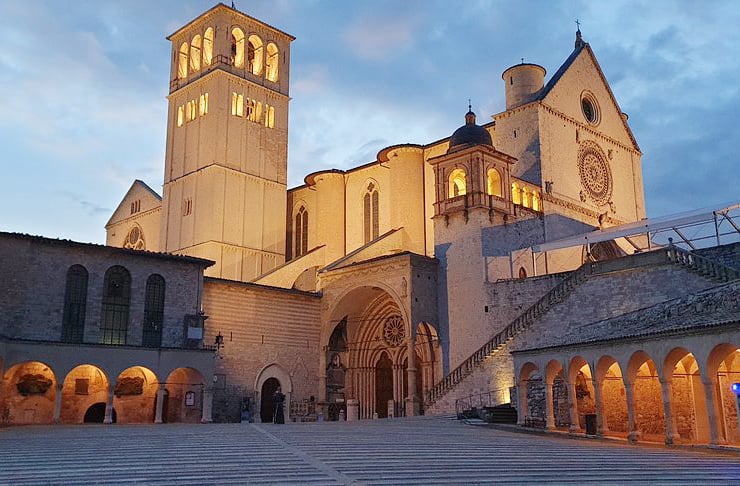 O Museu da Basílica de São Francisco reúne relíquias, manuscritos e obras de arte ligadas à vida do santo. É um espaço de preservação histórica e inspiração religiosa.