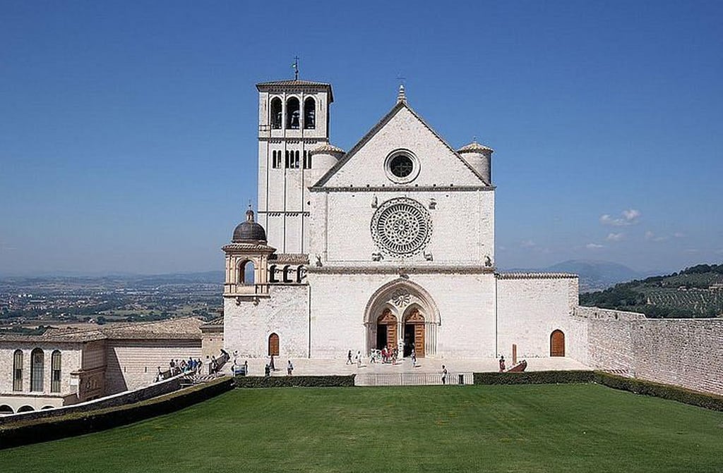 Construída logo após a canonização do santo em 1228, a Basílica de São Francisco é um dos principais centros de peregrinação cristã. Suas duas igrejas sobrepostas abrigam afrescos de Giotto e Cimabue, considerados obras-primas da arte medieval.