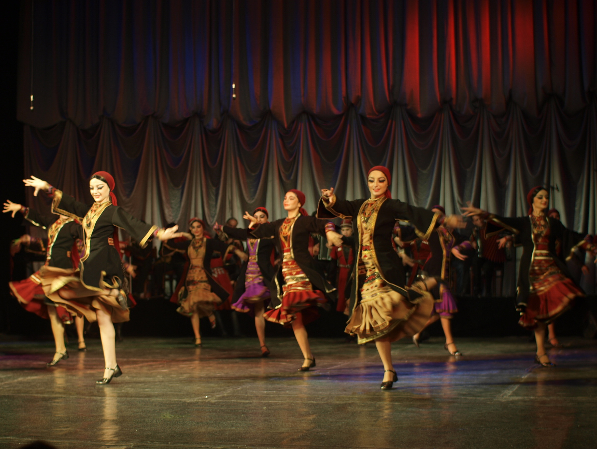 A cultura se expressa também na dança tradicional, cheia de saltos, e na força física dos cidadãos, refletida em esportes como judô e levantamento de peso.
