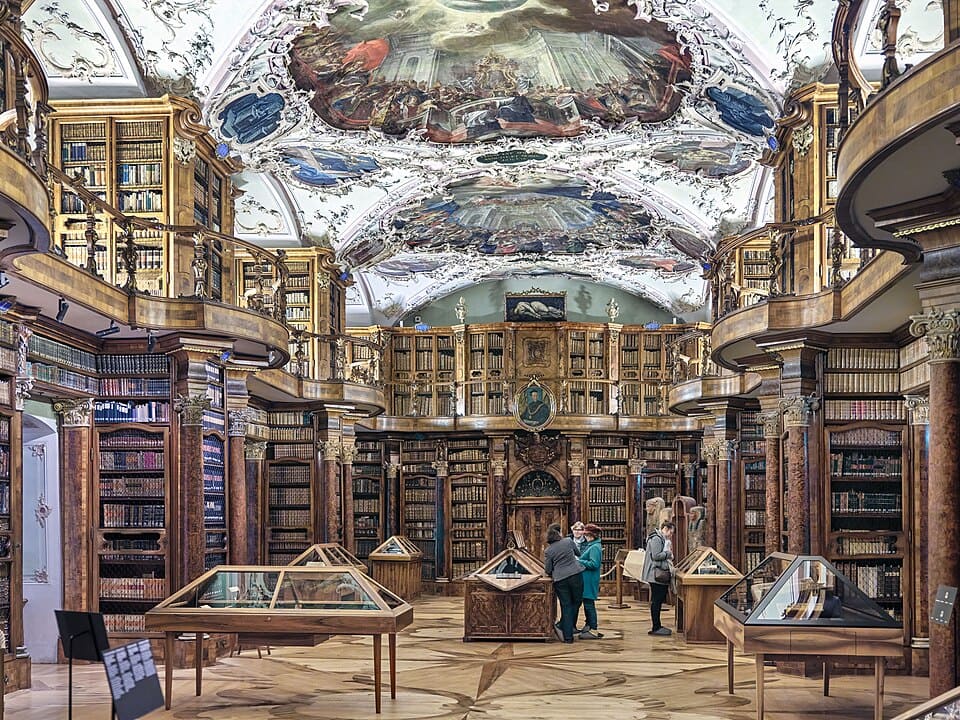 Abbey Library of St. Gallen, St. Gallen, Suíça – patrimônio construído no século XVIII, na Abadia beneditina, destaca-se pelo interior ornamentado em madeira brilhante, afrescos barrocos e atmosfera espiritual que transporta à Idade Média.