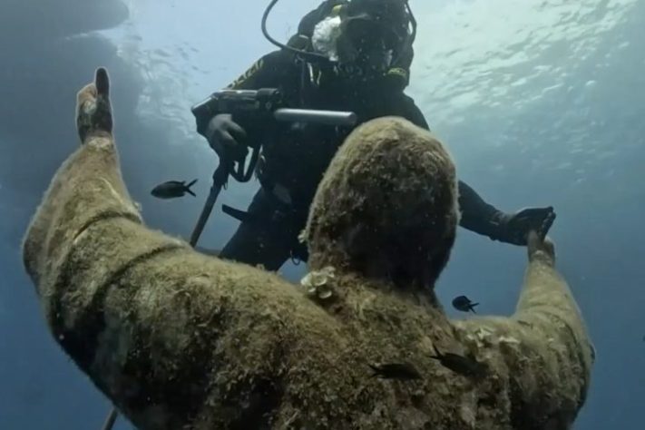 Estátua de Jesus Cristo submersa na costa da Itália - Reprodução