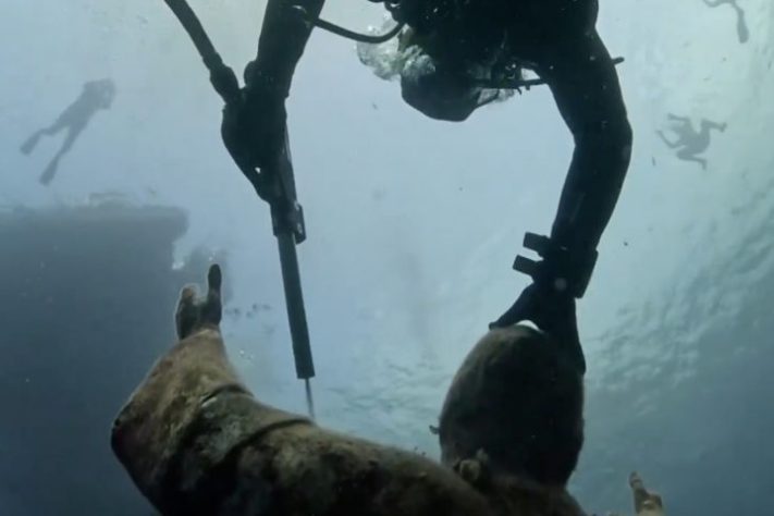 Estátua de Jesus Cristo submersa na costa da Itália - Reprodução