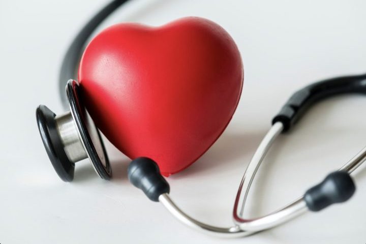 Pela primeira vez, a diretriz incorpora o cálculo de risco cardiovascular (escore PREVENT), que avalia variáveis como obesidade, diabetes e colesterol para calcular o risco de incidentes em 10 anos.