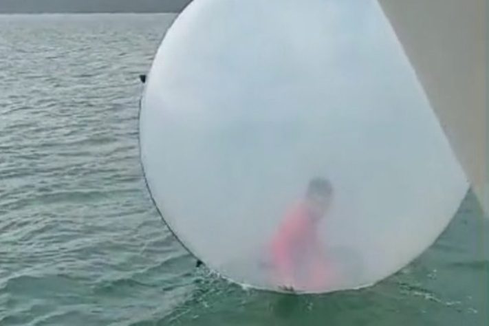 Criança é resgatada de bolha inflável à deriva no mar, no litoral de São Paulo – Reprodução