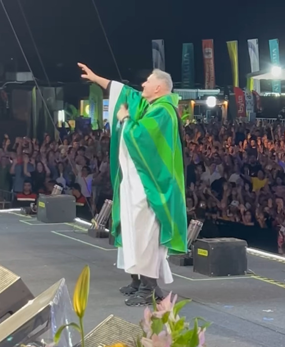 Internautas que acompanham a rede social do Padre e veem a sua trajetória em celebrações elogiaram a evolução do sacerdote. 
