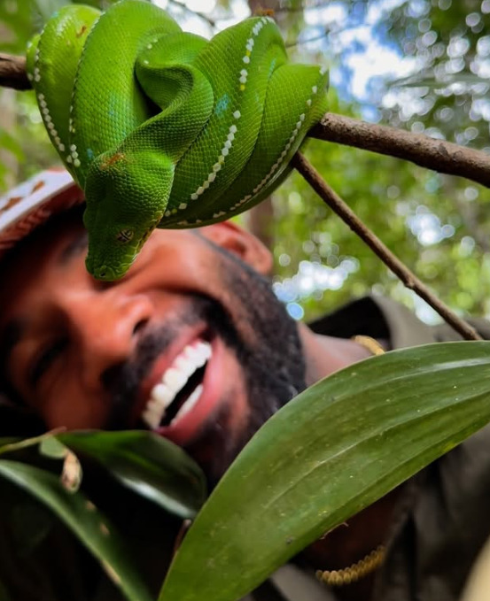 le mergulhou em água doce para agarrar um crocodilo, foi ferido, mas segurou o animal com força e posou para a rede social antes de libertar o réptil.   'Ele me pegou, mas eu o peguei!' , disse.  Holston costuma publicar imagens que ele grava com diversos animais. 
