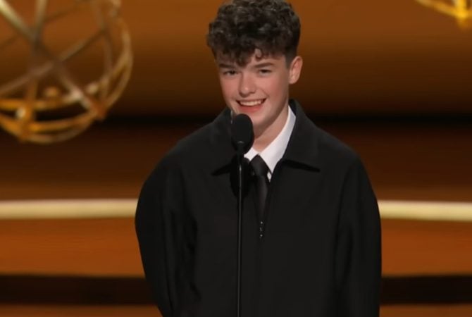 Após impressionar com atuação, jovem de ‘Adolescência’ faz história ao ganhar o Emmy