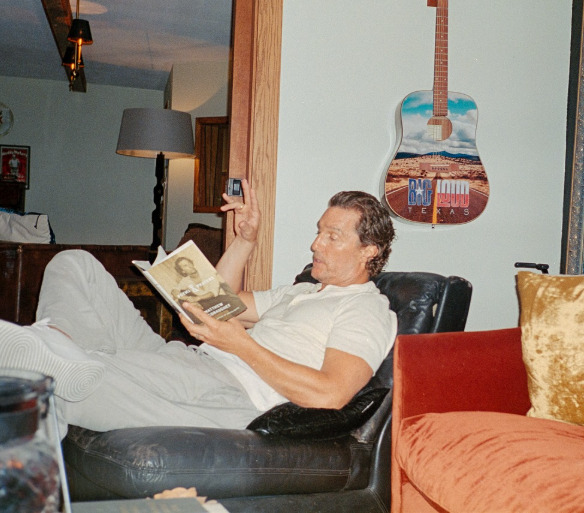 McConaughey reflete sobre pausas, perdas e aprendizados, mantendo otimismo e ensinando aos filhos a valorizar oportunidades, seguindo sua filosofia de “sinais verdes”.