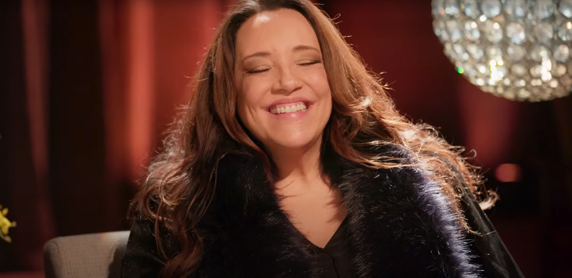 Foi durante uma dessas apresentações locais que duas estudantes de Comunicação Social, Luciana David e Keley Lopes, a descobriram e passaram a gerenciar sua carreira então emergente. Com esse apoio, ela se mudou para o Rio de Janeiro e assinou contrato com a gravadora BMG, atual Sony Music Brasil.
