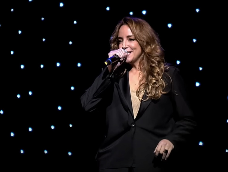 Na juventude, Ana Carolina ingressou brevemente no curso de Letras na Universidade Federal de Juiz de Fora, mas abandonou os estudos para se dedicar à música. Desde os 18 anos ela começou a cantar em bares de Juiz de Fora e cidades vizinhas, interpretando clássicos da MPB.
