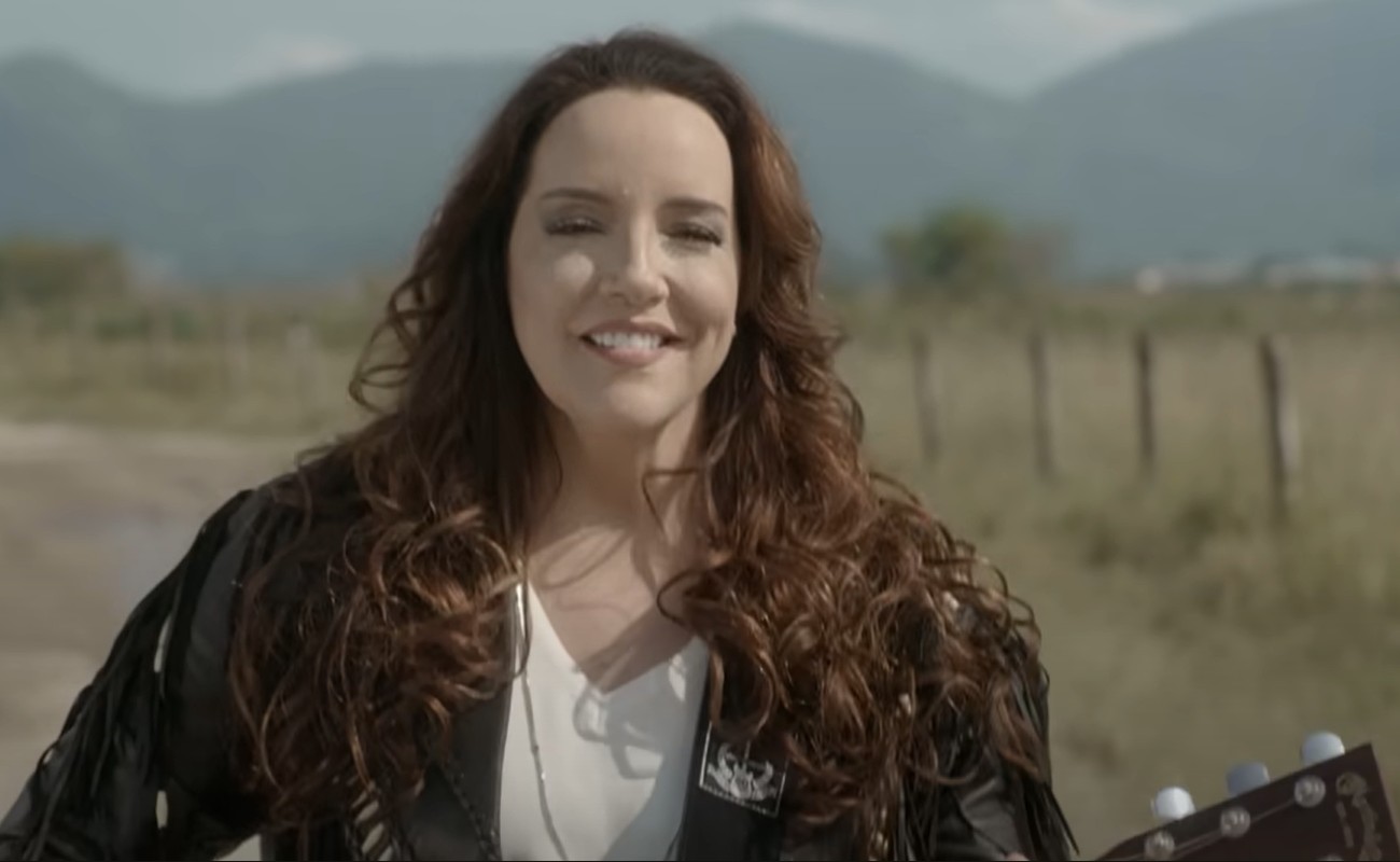 Ana Carolina de Souza, que nasceu em 9 de setembro de 1974 em Juiz de Fora, Minas Gerais, sempre esteve imersa num ambiente musical: a avó cantava no rádio, o avô participava de atividades musicais na igreja e seus tios-avós tocavam instrumentos como piano, violino e percussão. 
