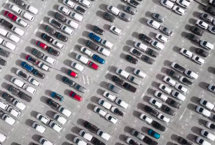 Carros estacionados - Reprodução/Freepik