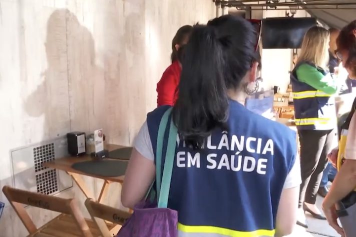 Agentes da Vigilância de Saúde realizam operações após casos de bebidas alteradas com metanol causarem mortes e internações em São Paulo – Reprodução/TV Globo