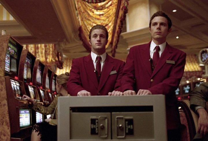 A cultura pop também ajudou a consolidar a imagem dos cassinos como símbolos de glamour. Filmes de Hollywood, como a franquia 