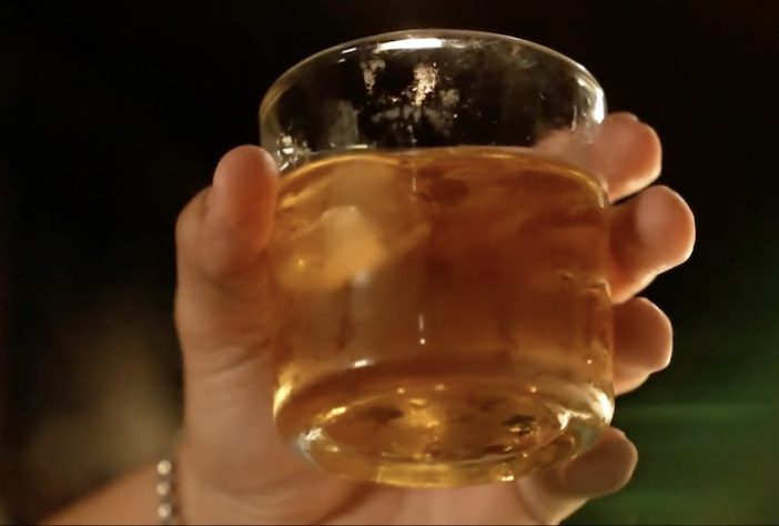 Copo com bebida alcoólica – Reprodução/TV Globo