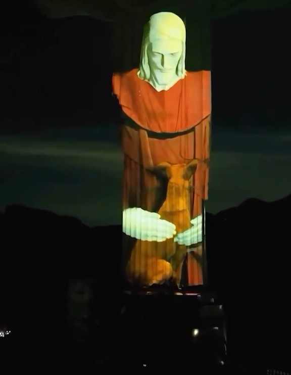 O uso da tecnologia trouxe realismo ao gesto simbólico, que emocionou muita gente. Além do impacto artístico, a iniciativa, da PremieRPet, também buscou chamar atenção para um problema sério: os milhões de cães e gatos que vivem abandonados nas ruas do Brasil e de outros países.