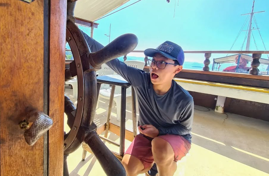 Rodrigo Kenji: Influenciador e criador de conteúdo sobre cultura japonesa e humor, também atuou em produções nacionais. Sua presença contribui para ampliar a representatividade asiática na televisão e no cinema.