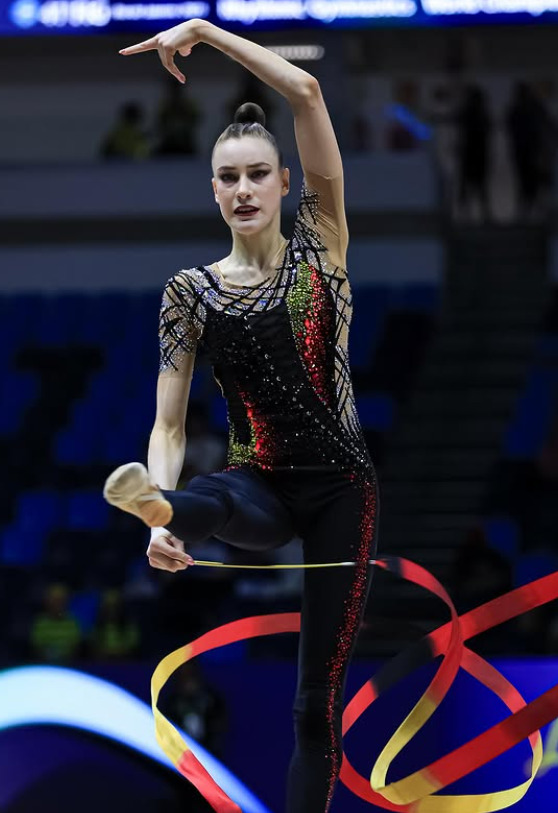 Segundo Michele Carbinatto, responsável pelo cerimonial, o erro ocorreu na hora de renomear os arquivos com os acrônimos dos países. Ela assumiu a falha e informou que pediu desculpas à atleta e à treinadora.
