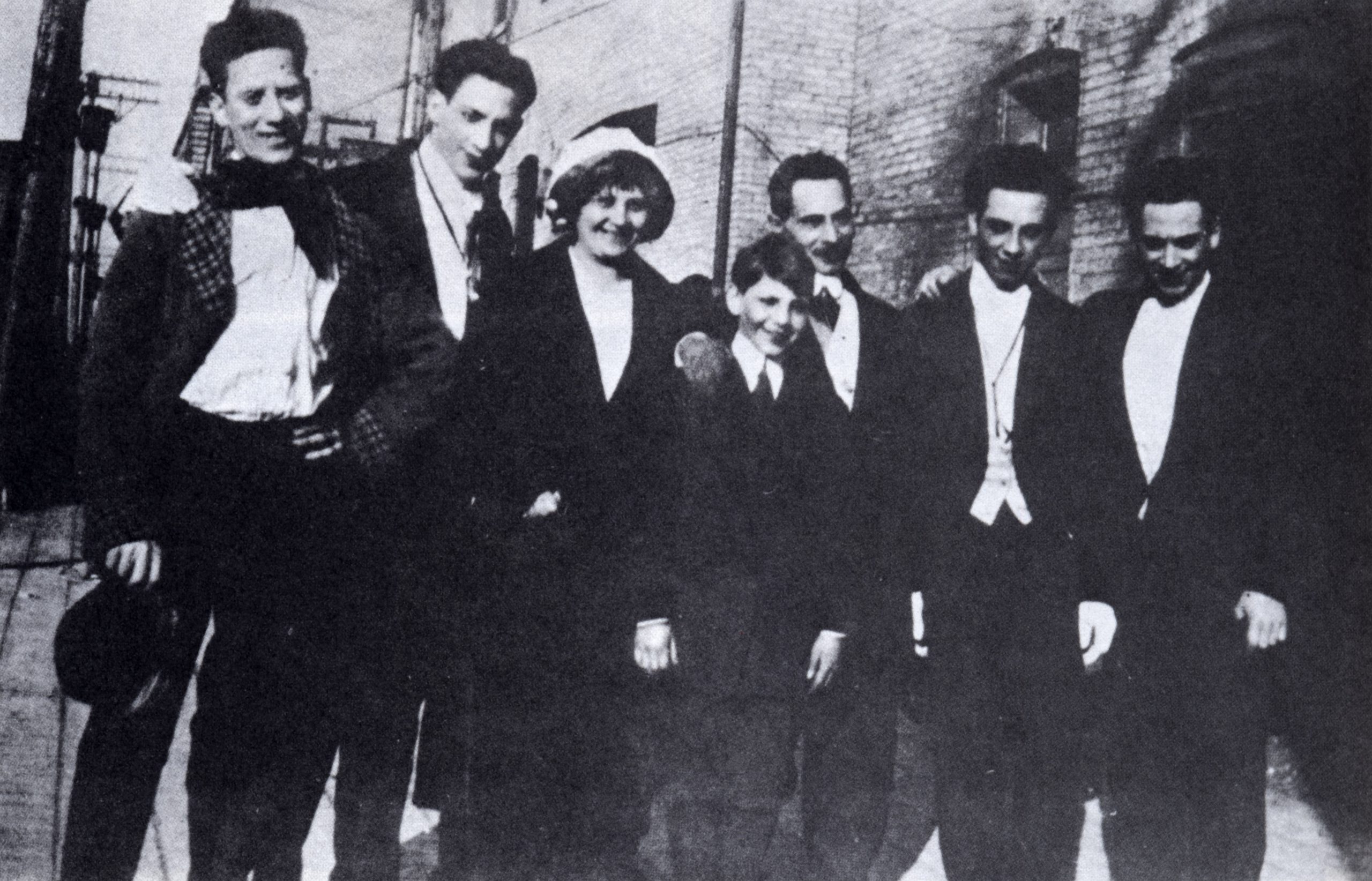 Nascido Julius Henry Marx em 2 de outubro de 1890, em Nova York, filho de Minnie Schoenberg e Sam “Frenchie” Marx, numa família de origem judaica com vínculos artísticos por parte materna. Desde a infância, Groucho demonstrou inclinação para o palco e para a leitura intensa, compensando a falta de educação formal com autodidatismo.